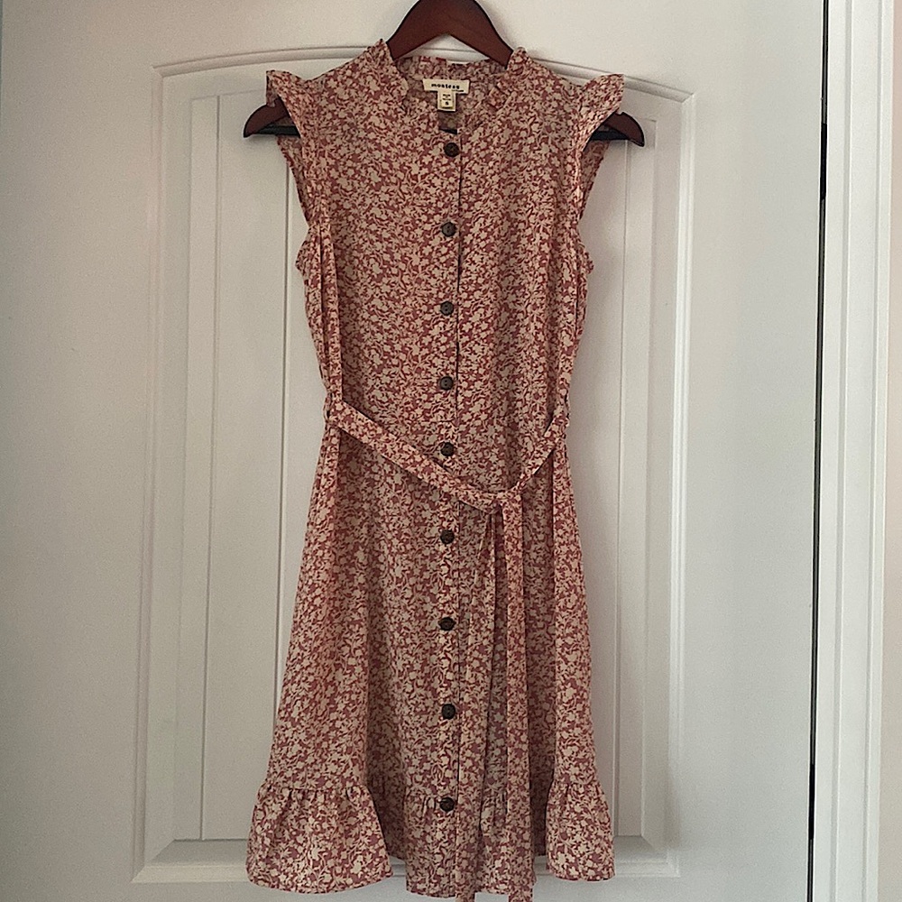 MONTEAU Los Angeles- Floral Summer Flowy Dress like new been worn ones.